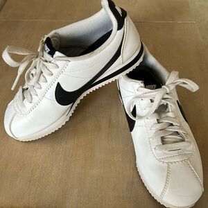Nike Cortez leather sneaker womens size 6.
